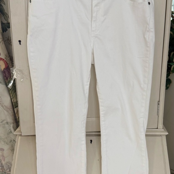 BUFFALO DAVID BITTON DAILY WHITE JEANS
mid-rise Size 10 or 30 - Picture 2 of 9